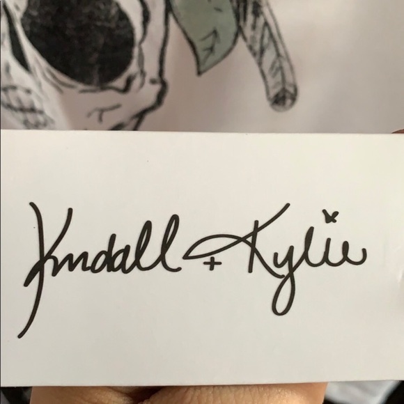 Kendall & Kyle Summer Festival Top. Size XS. - Picture 3 of 4